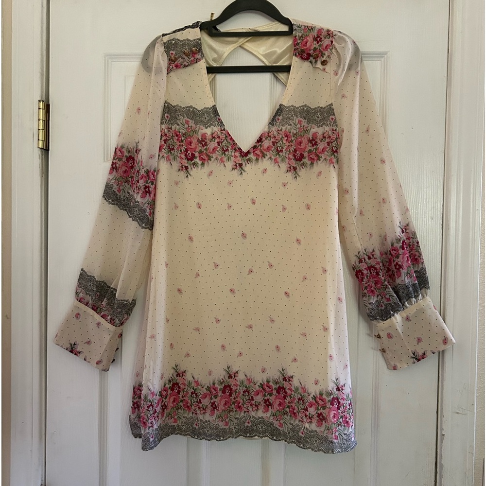 Pretty floral mini dress with v-neck front and diamond-shaped cut-out in back